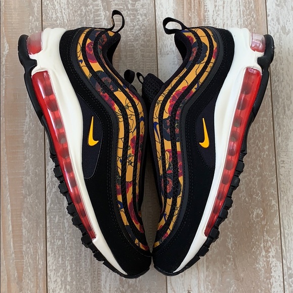 black and gold new balance cleats